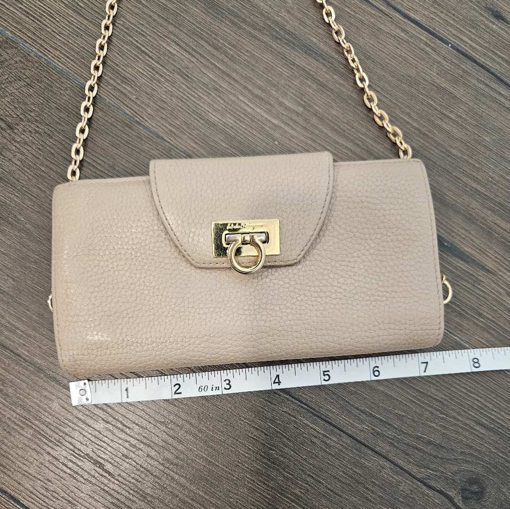 Salvatore Ferragamo Cream Wallet/Crossbody Chain Bag - Picture 14 of 16